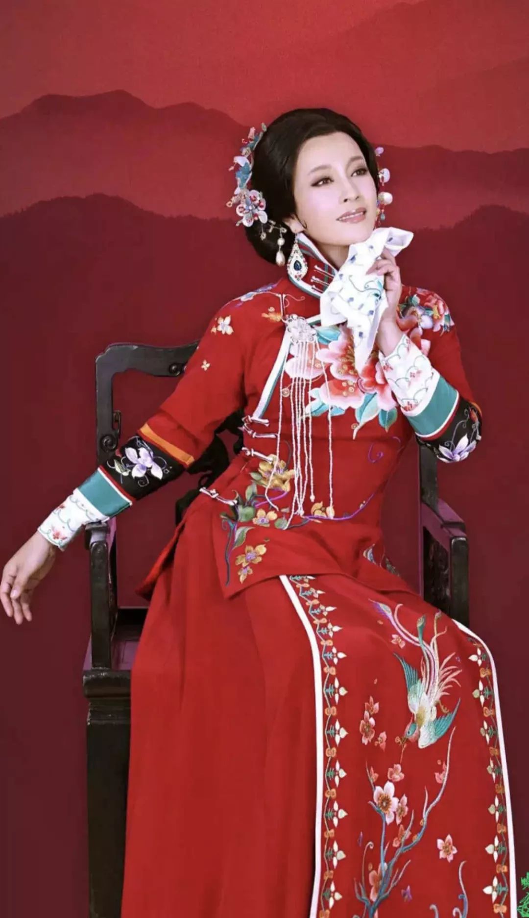 64岁刘晓庆穿搭照样小清新，印花白T配小白裤，玉石项链成焦点