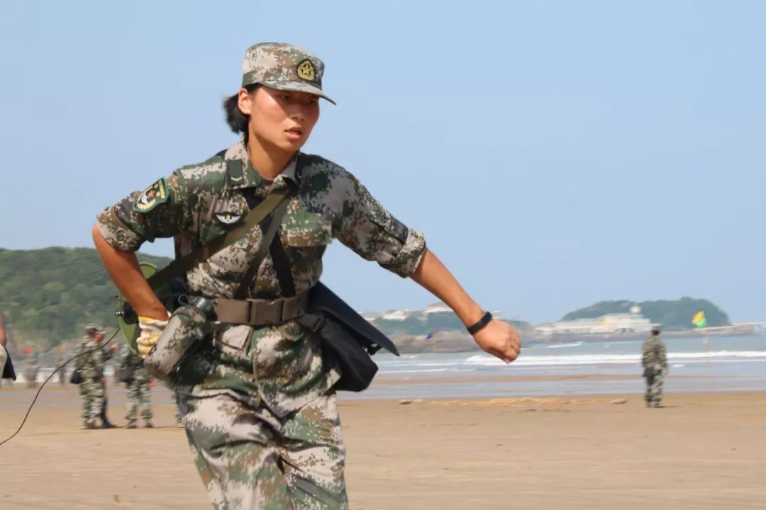 海训场,看男兵女兵同台竞技