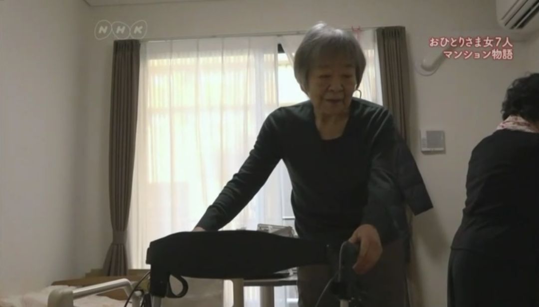 【新氧App】一辈子不结婚，化妆染发旅行玩游戏，这个80岁奶奶也太酷了吧！