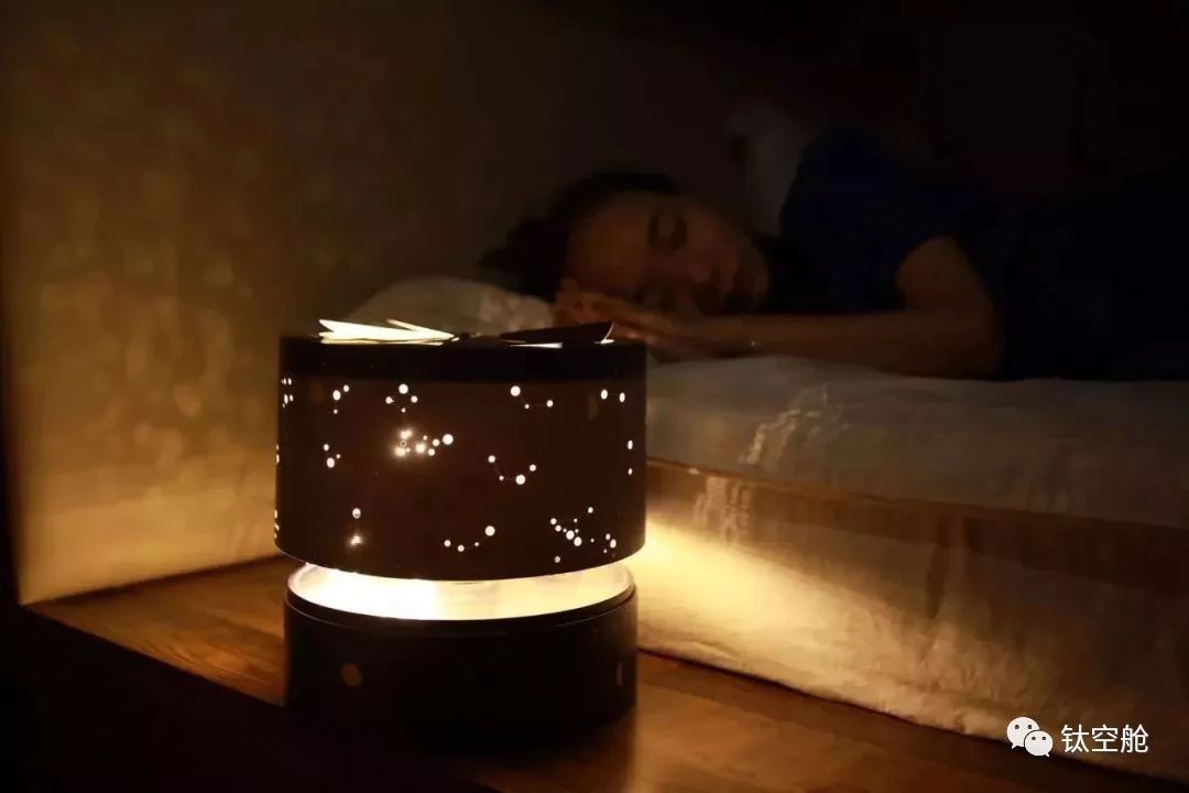 他把漫天星辰，装进月饼礼盒里