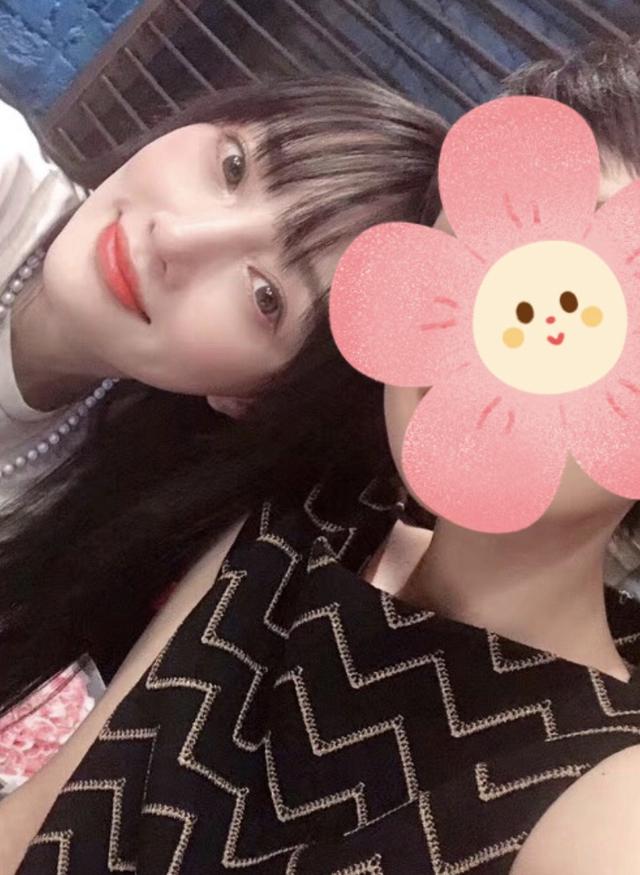 李小璐带女儿聚会 6岁甜馨长发披肩很乖巧