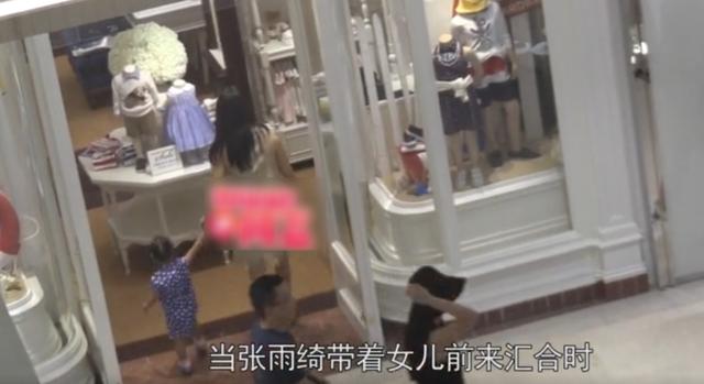 张雨绮带儿女与男友甜蜜逛街，张钱豪单手抱娃喂水超贴心