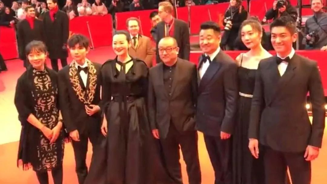 「娱小北vlog」实力宠“儿”！咏梅王景春把奖杯给王源拿着拍照，三人合影超美好