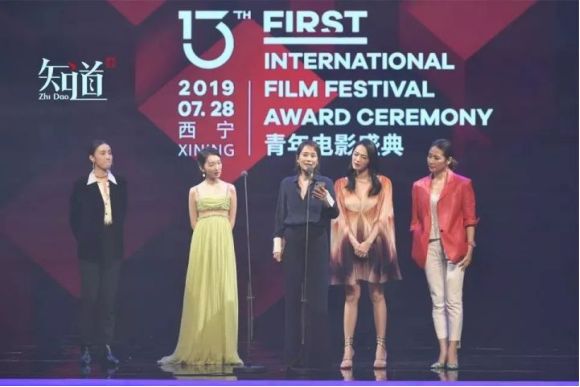 海清为中年女演员发声不成改扮少女？穿杨幂同款过膝袜，42岁成潮妹