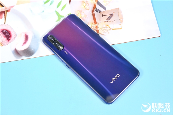 4800万AI三摄仅1598元 vivo Z5开箱图赏