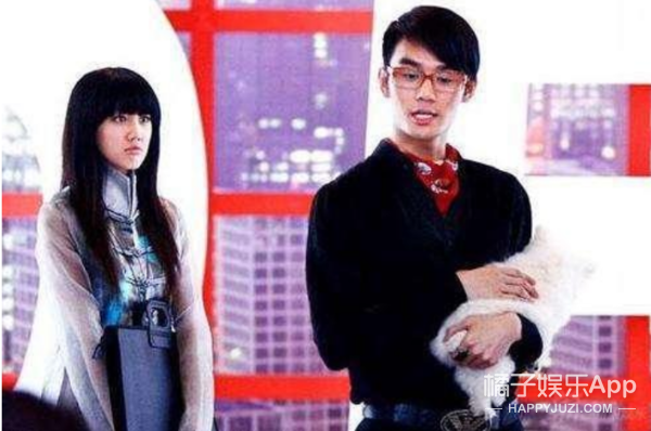 还记得《丑女无敌》里的助理小艾吗？她现在长这样了