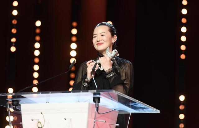 《小欢喜》里的她被赞最有中国老婆形象，年轻时也这么美！