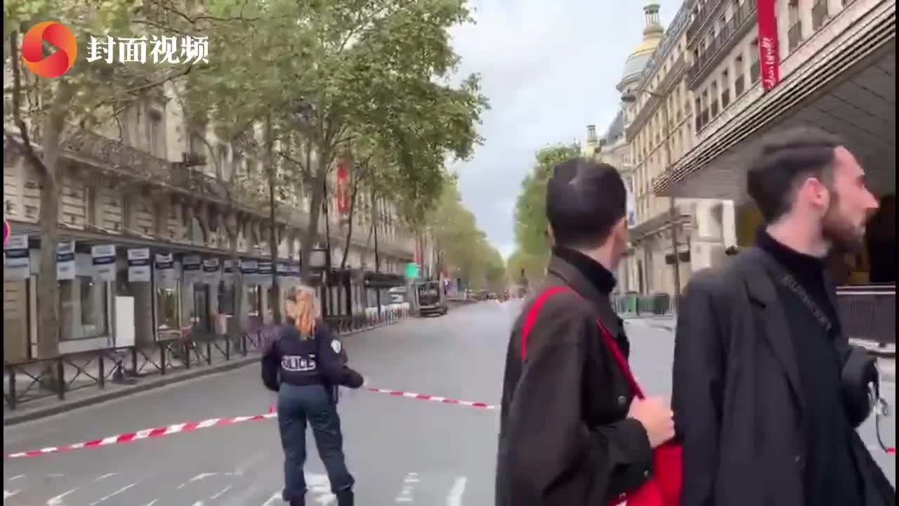 法国巴黎春天百货发现疑似炸弹包裹 警方封路紧急排查