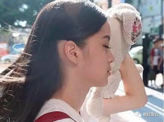 小S跟50岁的许晴颜值对比惨烈，天生尤物和后天美女究竟差在哪？