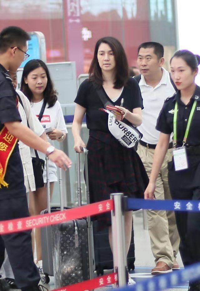 洪欣素颜现身太显老，网友：终于相信她48岁了