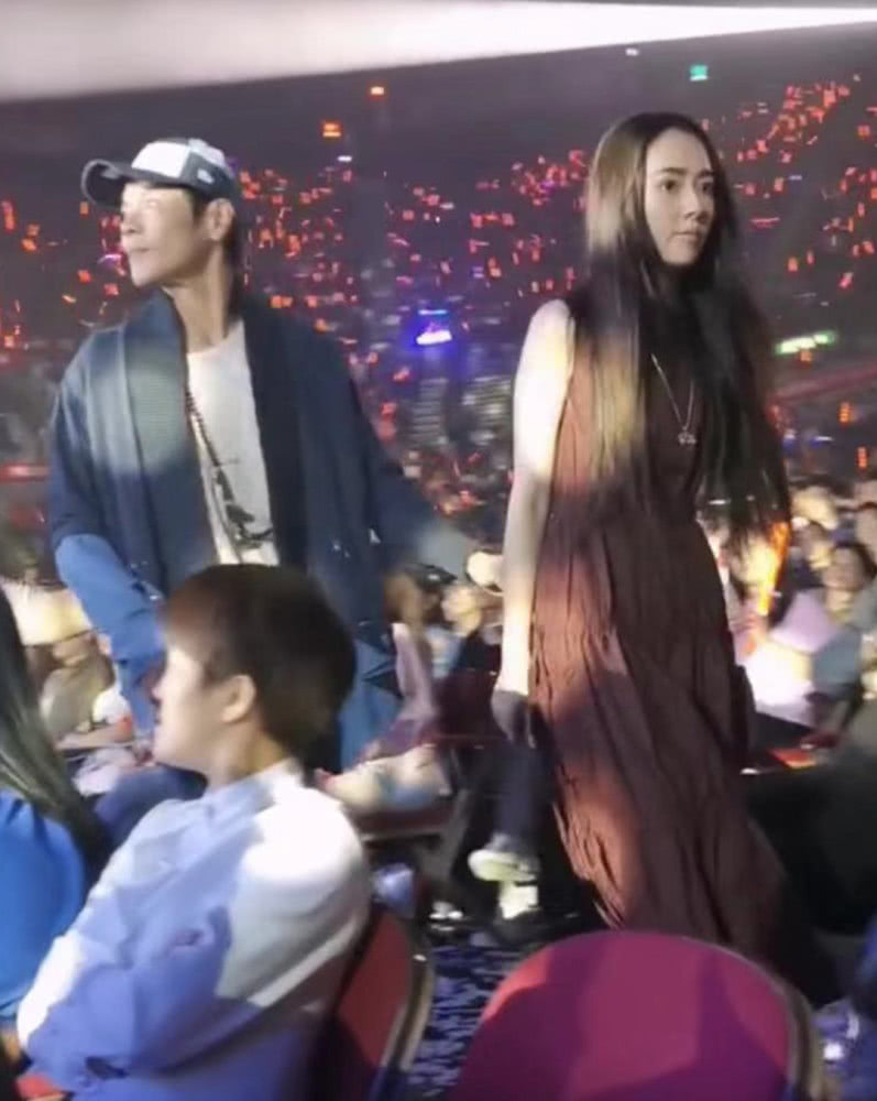 郭碧婷见萧敬腾秒变迷妹，向佐吃醋生无可恋瘫在椅子上