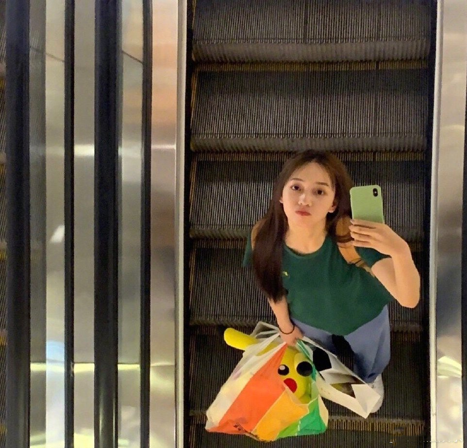 「熊猫娱乐」吴亦凡被曝无惧台风连夜赶回京，只为给“绯闻女友”庆生