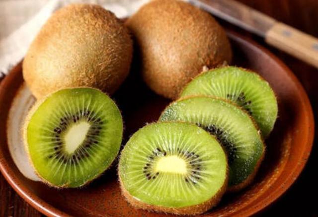 常吃猕猴桃好处多,不同颜色的猕猴桃啥区别,猕猴桃四种食用方式