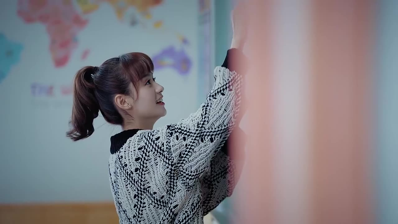 新来的女老师看起来很温柔,男生开玩笑粉笔秒