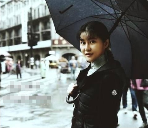 黄宏25岁女儿近照曝光，颜值超高堪比女明星，继承母亲优秀基因