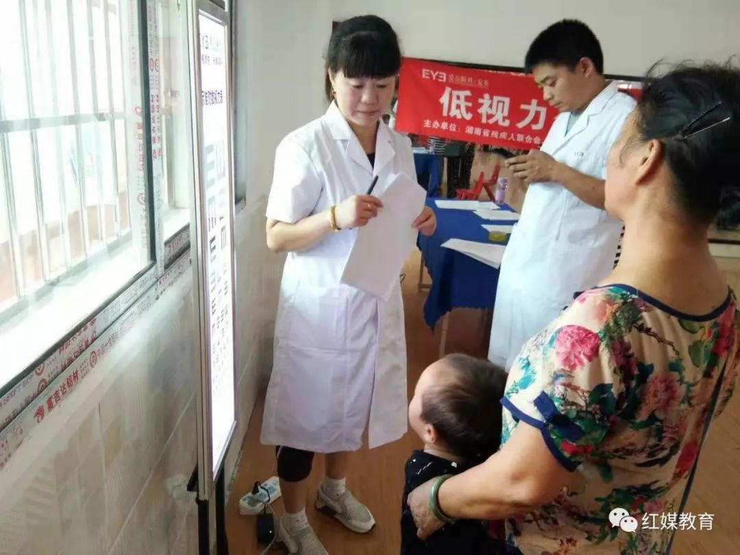 以残疾儿童和持证残疾人为重点,让更多的低视力残疾人士得到帮助,改善