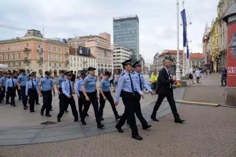 中国警察在克罗地亚巡逻香港青年游客看我们中国多牛