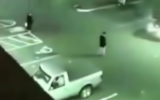 灵异事件:一场诡异的车祸,这样拐弯就能跌倒,监控拍下