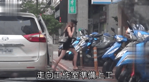林志玲夫妇穿情侣装合体露面，AKIRA腿受伤仍接送老婆很体贴