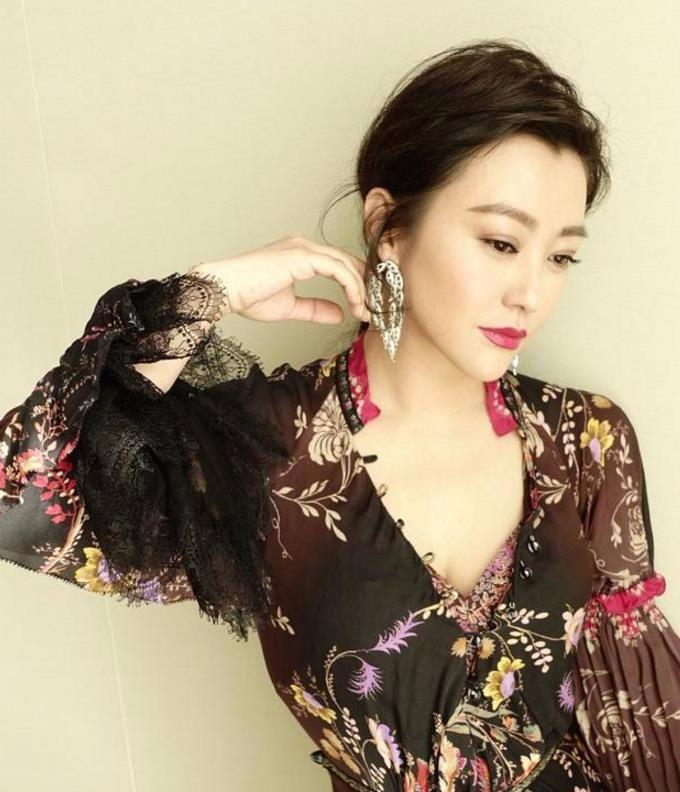 「一床情书」郝蕾再次离婚，跟她同龄的刘涛秦海璐成了赢家，薛佳凝还单身