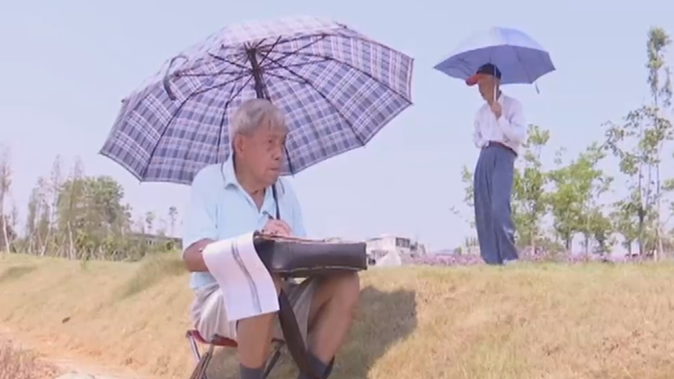 87岁退休教师坚持写生13年 老伴爱上画画已出书