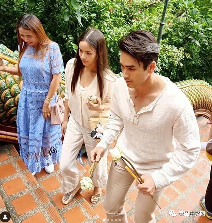 nadech和yaya到寺庙拜佛,被粉丝拍到干这事