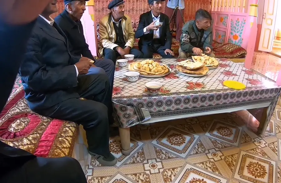 穷游新疆塔县,拜访当地农村,看看塔吉克族房子什么样!