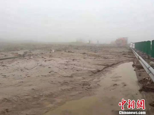 山西忻州降雨引发泥石流 环城高速部分路面被埋