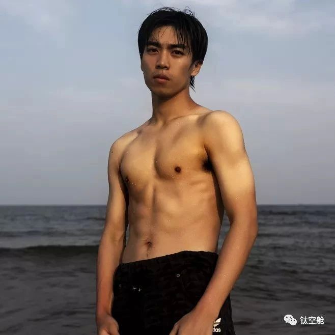 每天滚一滚，轻松滚出八块腹肌和性感人鱼线