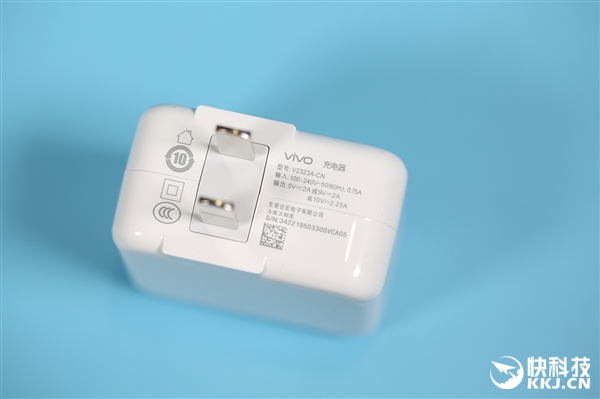 4800万AI三摄仅1598元 vivo Z5开箱图赏