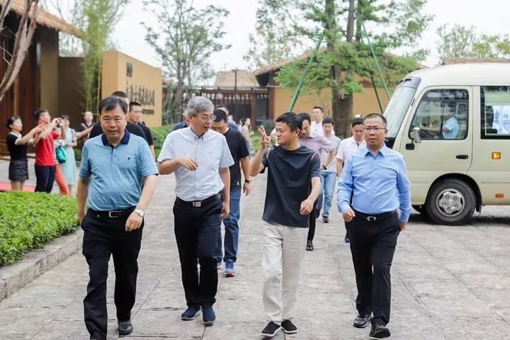[钱江晚报]马云国庆假期打卡网红博物馆，刚现身就被瞬间包围