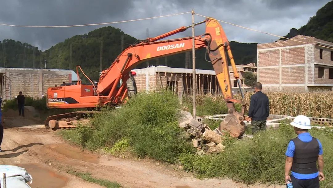 文山丘北依法拆除16户违法建筑