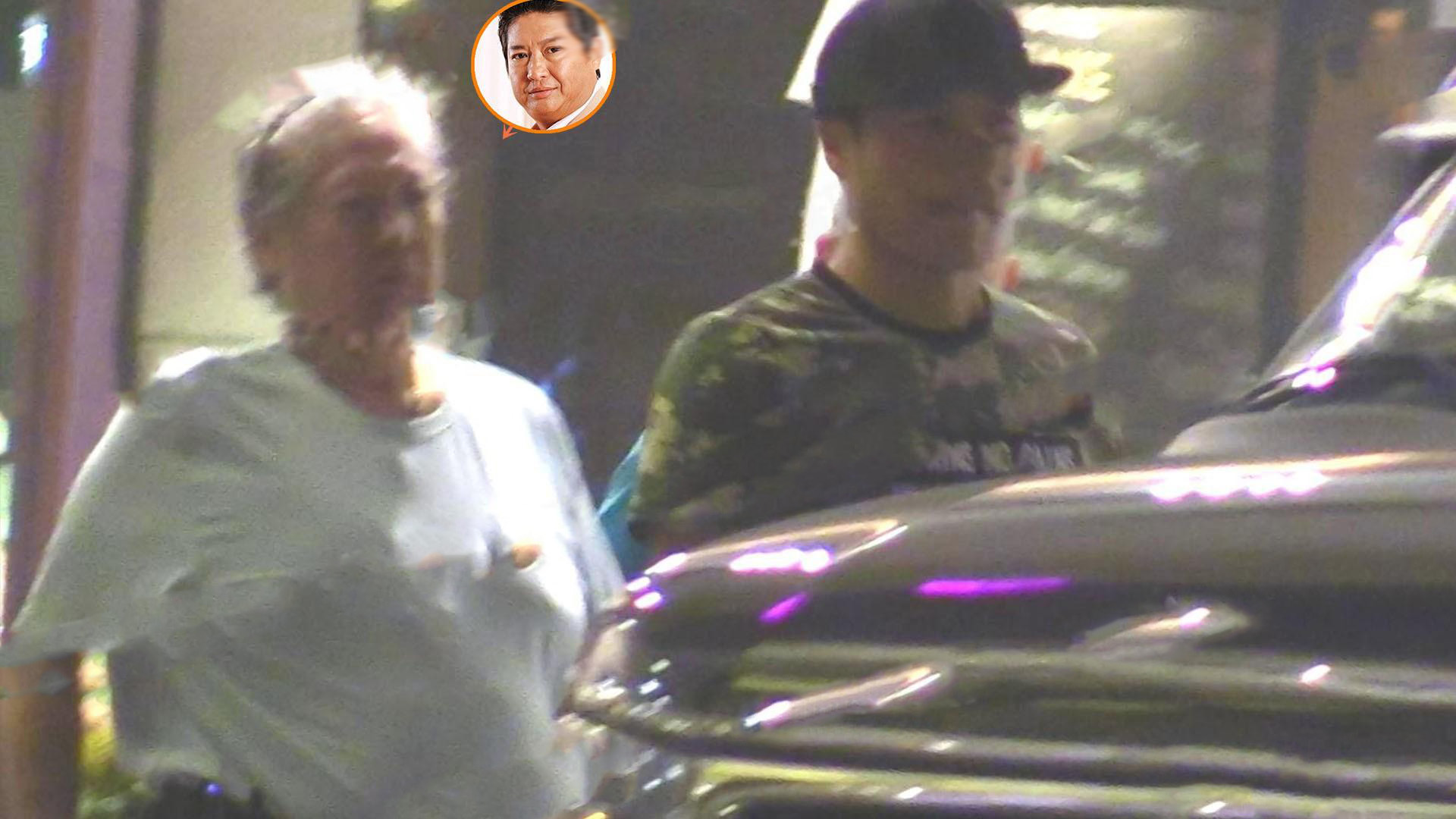「熊猫娱乐」洪金宝深夜陪美妻现身，拄拐杖头发苍白，走路要助理搀扶