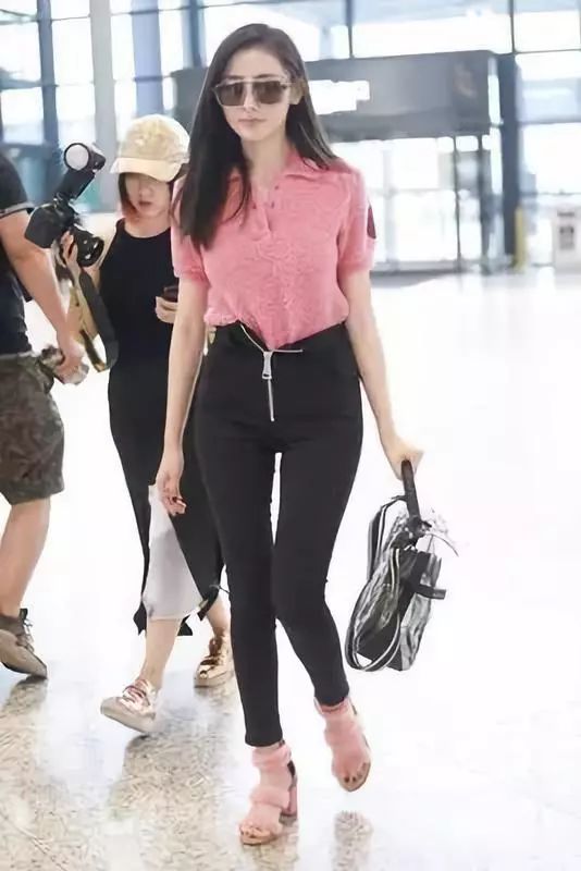 [新氧App]张天爱紧身西服泳装上热搜，但这骨盆前倾隔着屏幕都觉得疼！