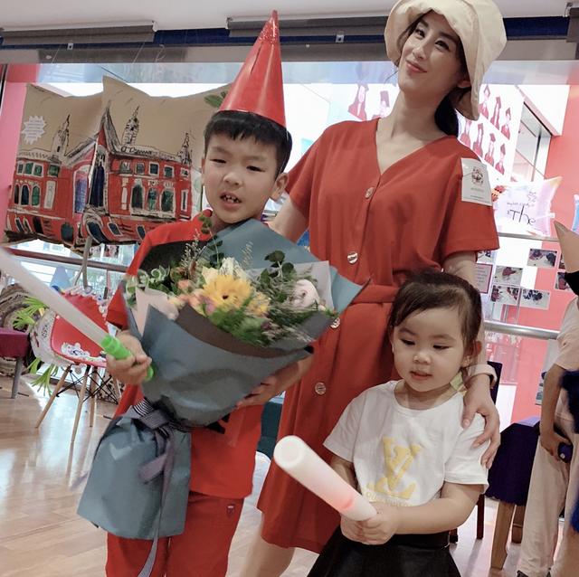 母子三人罕见同框！黄圣依送儿子们开学笑叹“哥俩好”