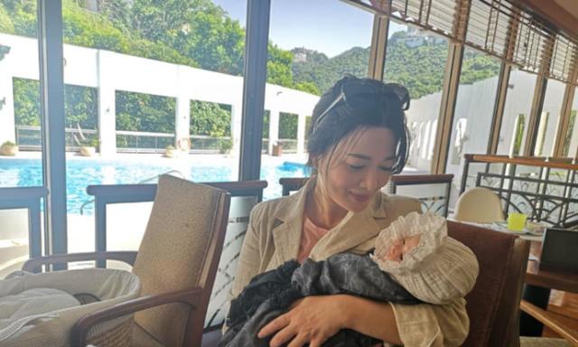 陈少霞与63岁富豪老公提前庆生，三胎女儿呆萌出镜模样可爱