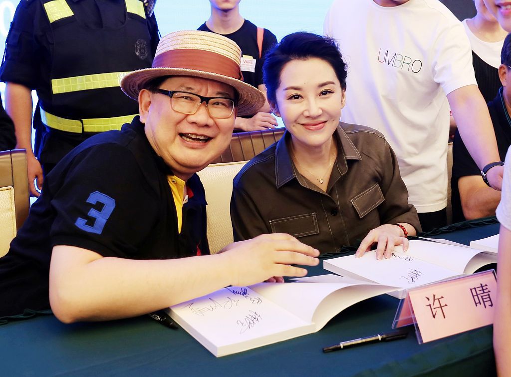 许晴穿工装浅笑现梨涡飒爽大气与老人亲切握手这笑容太甜了