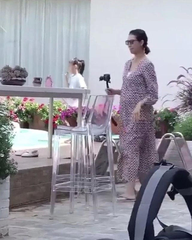网友偶遇蔡少芬一家四口 “娘娘”穿孕妇裙四肢纤细仅腹部隆起