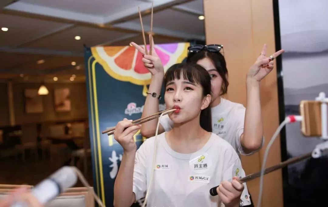 起底网络直播灰色发展史：生于高尚，触礁于低俗和比傻