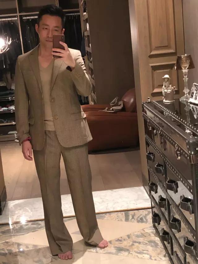 大S不在家，汪小菲独自对镜凹自拍，还询问网友意见