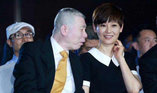心疼徐帆！冯小刚为爱妻庆生大摆宴席，却当街轻抚年轻女孩的脸？