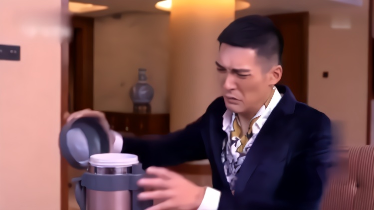 等你爱我:富婆逼急小伙,小伙急了联合警察,直接把她老窝端了