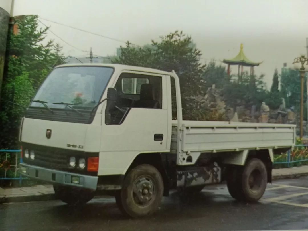 金杯汽车股份有限公司80年代末开发生产的金杯牌sy1041轻型载货汽车
