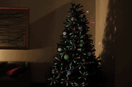 金子顺着烟筒 掉进了姑娘们晾在火炉旁的袜子里 圣诞袜就这样诞生啦