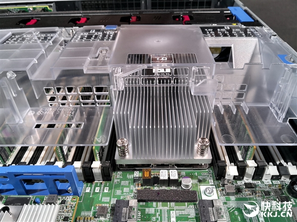 AMD二代霄龙秀肌肉：庞大软硬件生态集中演示
