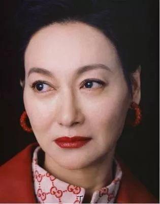 [美美d娱乐]走投无路，上街乞讨，影后被逼自杀？