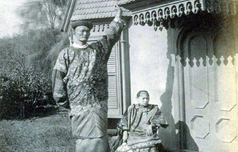 此人为晚清第一巨人,传闻身高3.19米,还娶了个英国女人为妻
