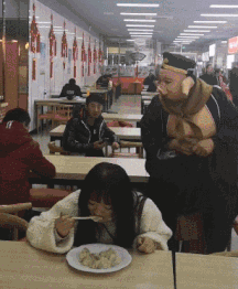 搞笑gif趣图:取个媳妇可真是不容易,小伙子可真卖力