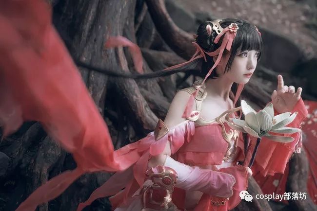 cos:剑网3红色莲花装驰冥秀萝