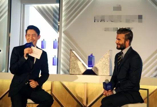 泰勒·斯威夫特中国见面会疑遭男主持摸腰，粉丝怒：拿开你的咸猪手编辑：奇趣网发布：2019-11-12 13:03:57